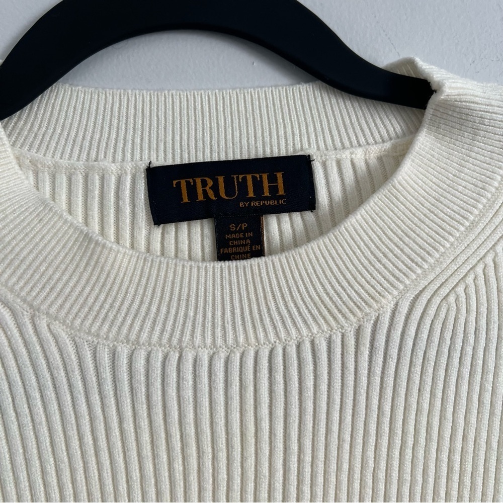 Elegant Cream Sweater with Embroidered Sleeves - Picture 8 of 8